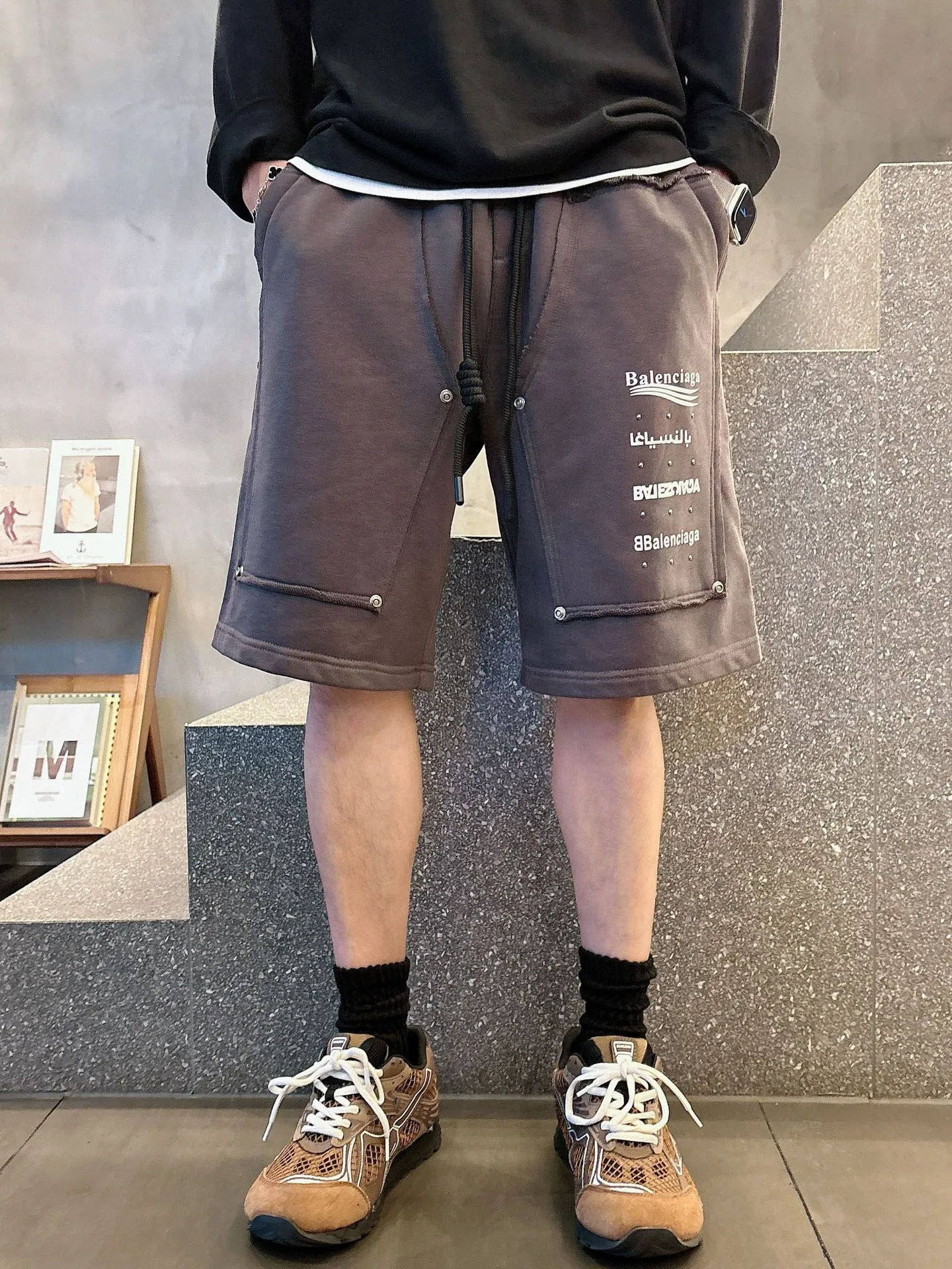 Balenciaga's three-standard complete 2026 summer New Arrival men's casual shorts, advanced custom-made Breathable fabric, Breathable fabric, extremely stretchy and comfortable, impeccable details, top-grade accessories, original logo design concept, delicate and soft feel! The upper body fit is awesome! Size: M-XXXL Please state your height and weight when ordering